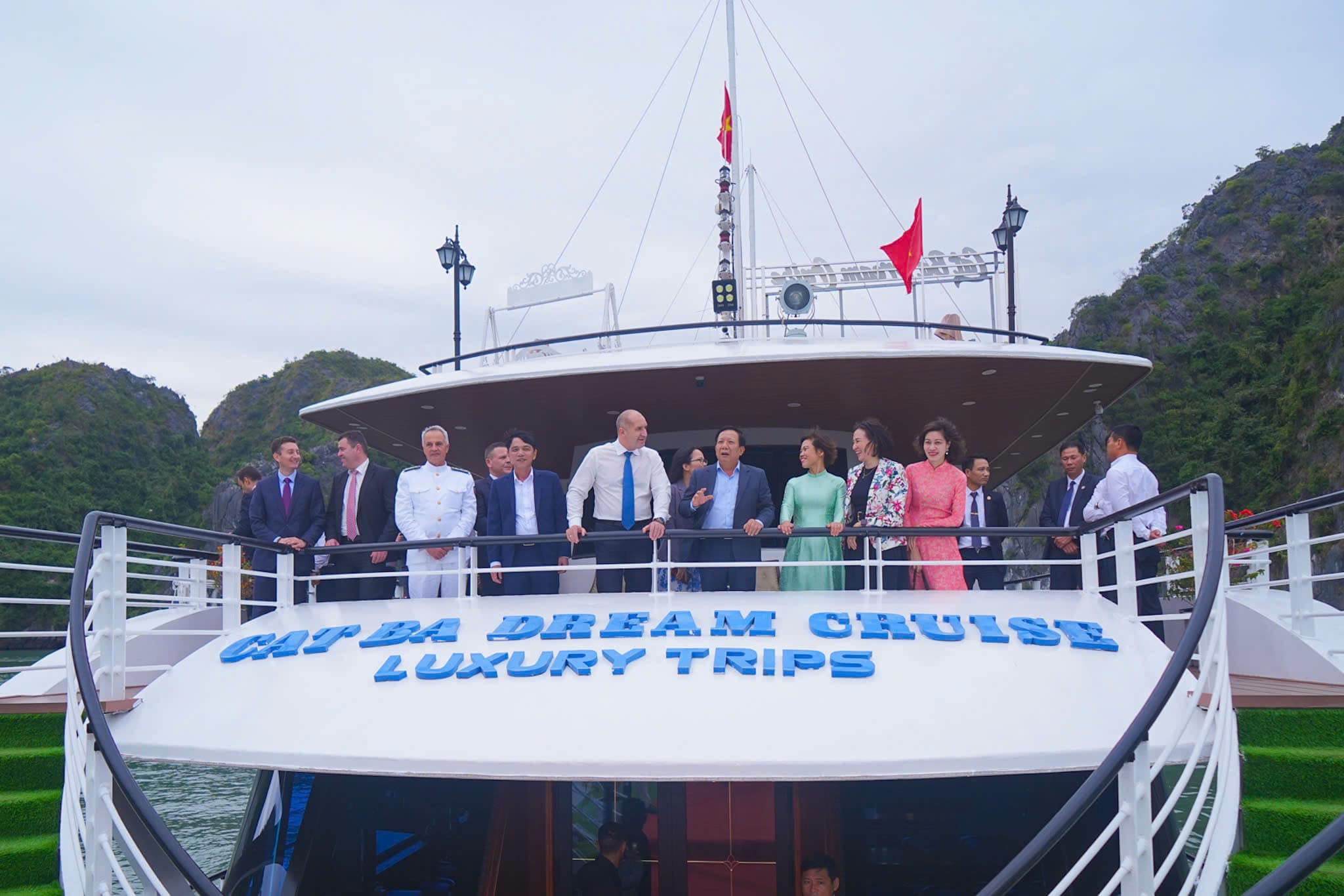 Tổng thống Cộng hòa Bulgaria và nội các chính phủ đến thăm Vịnh Lan Hạ